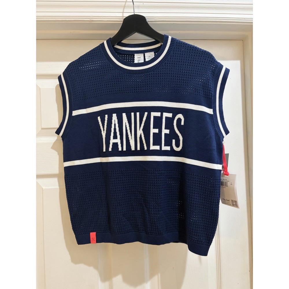 Lusso New York Yankees Sleeveless Knit Sweater Top S Blue/White Stripes MLB